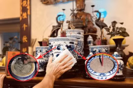 Lau dọn ban thờ, nên dùng tro hay cát để cho vào bát hương?