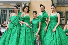 Hòa Minzy sơ hở là đọ chiều cao với các hoa hậu, á hậu