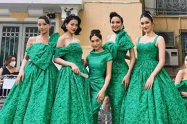 Hòa Minzy sơ hở là đọ chiều cao với các hoa hậu, á hậu