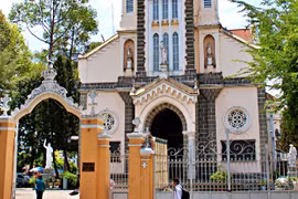 Người giàu nhất Sài Gòn xưa, thuê nhân công phơi tiền cho khỏi mốc