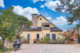 Biệt thự phong cách Pháp với khu vườn 3.000m2 trồng hoa trái 