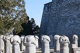 Bí ẩn 61 tượng đá không đầu trước lăng mộ Võ Tắc Thiên!