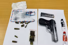 Người đàn ông xăm trổ đi xe sang Lexus mang theo súng ngắn và 24 viên đạn