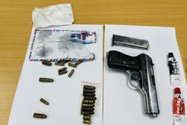 Người đàn ông xăm trổ đi xe sang Lexus mang theo súng ngắn và 24 viên đạn