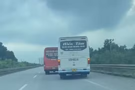 Hai xe khách đánh võng, chèn ép trên cao tốc Hà Nội - Thái Nguyên