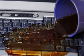 Bàn phím máy tính chẳng may bị đổ nước vào, phải làm sao?