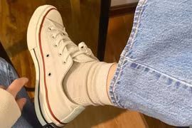 Chỉ nhìn vào giày dép, dáng đi cũng lộ ra bệnh tật