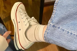 Chỉ nhìn vào giày dép, dáng đi cũng lộ ra bệnh tật