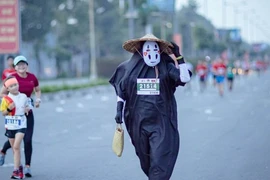 Bác sĩ nổi tiếng đeo mặt nạ giấu mặt khi chạy 