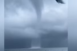 Vòi rồng bất ngờ xuất hiện ở Phú Quốc, du khách sợ hãi