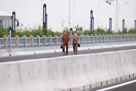 Người dân đi thể dục ngắm cầu Vĩnh Tuy 2 trước ngày thông xe