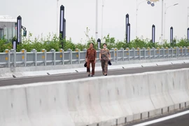 Người dân đi thể dục ngắm cầu Vĩnh Tuy 2 trước ngày thông xe