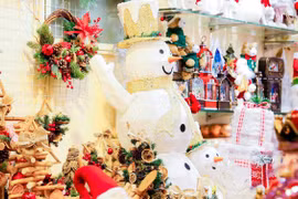 Phố Hàng Mã lung linh sắc màu, hút giới trẻ trước thềm Giáng sinh