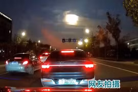 Cảnh “quả cầu lửa” xuất hiện, lao xuống từ trên bầu trời gây sốt