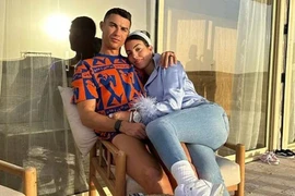 Ronaldo bị đồn có "vấn đề" với bạn gái, nổi nóng khi xa mẹ
