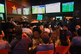 Người Hà Nội thức đêm xem trận khai mạc World Cup