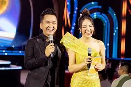 Á hậu Thuỵ Vân gặp sự cố, dẫn sóng trực tiếp 