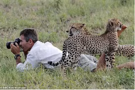 Báo mẹ thản nhiên để nhiếp ảnh gia chụp ảnh trước mặt