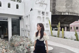 Đặt cả tháng, chờ đến nửa đêm để làm móng, làm tóc ăn Tết