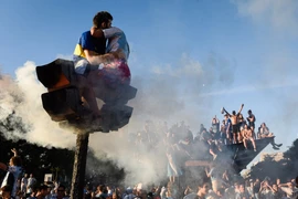 Muôn kiểu ăn mừng Messi lần đầu tiên vô địch World Cup