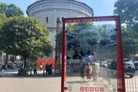 Tháp nước Hàng Đậu đông nghịt người tham quan 