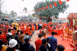 Hàng trăm người rước ‘ông ỉn' tại Lễ hội làng Ném Thượng