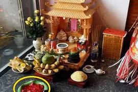 Ý nghĩa của bát nước thả hoa trên bàn thờ Thần Tài 