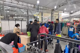 Hàng hóa rầm rộ giảm giá trước Tết