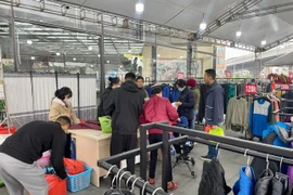 Hàng hóa rầm rộ giảm giá trước Tết