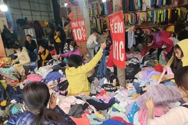 Đổ xô đi lùng quần áo chống rét, chợ SIDA Hà Nội đông nghịt