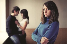 Vợ không đánh ghen ầm ĩ vẫn khiến chồng ngoại tình quỳ xin lỗi