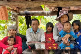 Người đàn ông 64 tuổi bất chấp cưới vợ trẻ kém 20 tuổi