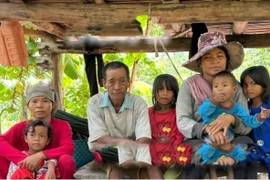 Người đàn ông 64 tuổi bất chấp cưới vợ trẻ kém 20 tuổi