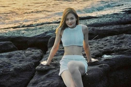 Sưởi nắng, một sao nữ Vbiz khiến netizen ngả nghiêng vì body "cực khét"