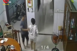 Video: Đã bụng to còn bị anh chồng lầy lội trêu chọc