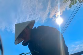 Nông dân vất vả mưu sinh giữa nắng nóng đỉnh điểm