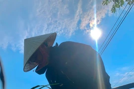 Nông dân vất vả mưu sinh giữa nắng nóng đỉnh điểm