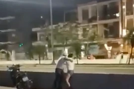 Nam thanh niên hành hung bạn gái ngay giữa đường