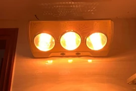 Bóng sưởi cháy hàng vì lạnh, nhân viên lắp đặt không có giờ nghỉ