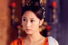 Phi tần bị phạt bỏ đó, thái giám bàng hoàng khi tới "nhặt xác"