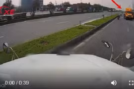 Video: Cố tình đi ngược chiều, tài xế container gặp ngay kết đắng