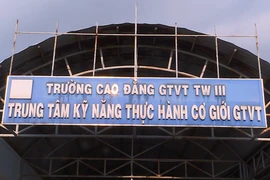 TP HCM: Giám đốc trung tâm đào tạo lái xe đưa 1 tỉ đồng cho 2 chuyên viên thuế