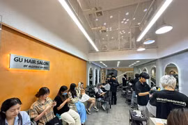 Tiệm nail, salon tóc kín khách đến tận nửa đêm