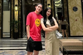 Vợ trung vệ điển trai nhất nhì Việt Nam phải đi viện vì stress 