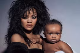 Con trai 9 tháng tuổi của Rihanna có stylist riêng dù chỉ... đóng bỉm