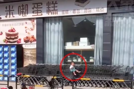 Bị mẹ quên dưới trời nắng, biểu cảm của em bé gây bất ngờ