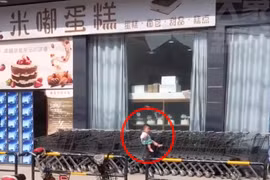 Bị mẹ quên dưới trời nắng, biểu cảm của em bé gây bất ngờ