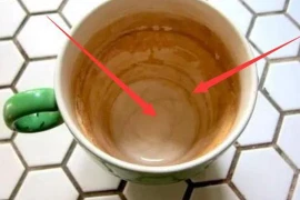 Vết trà bám trên cốc dày đến đâu, mẹo nhỏ này cũng đánh bay