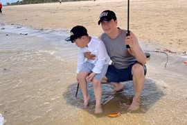 Diễn viên Việt Anh đưa con trai đi biển, fan thở phào 