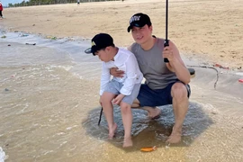 Diễn viên Việt Anh đưa con trai đi biển, fan thở phào 